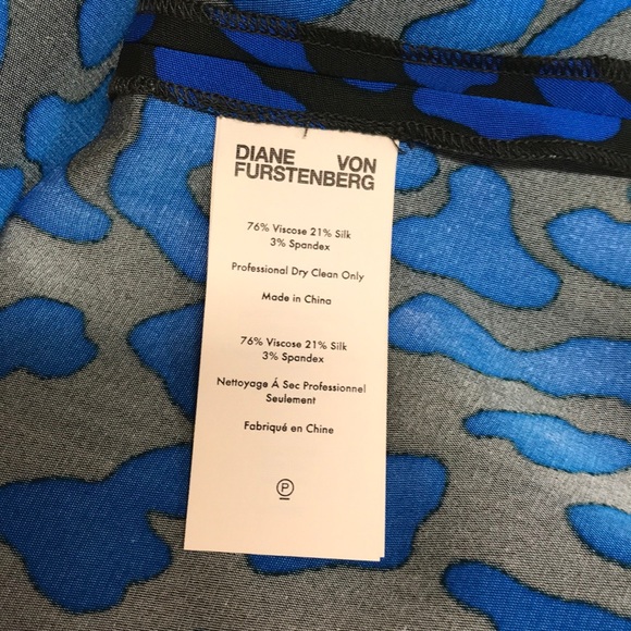 Fitted sheath Dress with long sleeves. - Picture 8 of 8